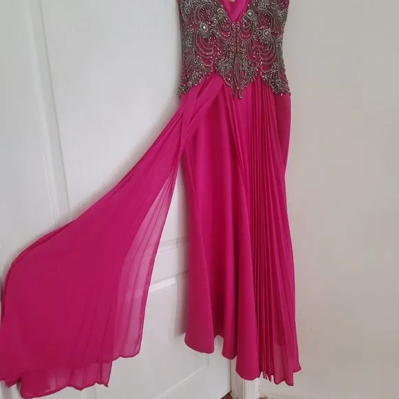 FUNDA ALLURE Embroidered Trumpet Dress with trainline